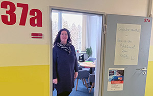 Frau kleinwächter schaut aus ihrem Zimmer