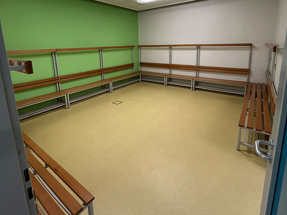 Eine von vier Umkleidekabinen