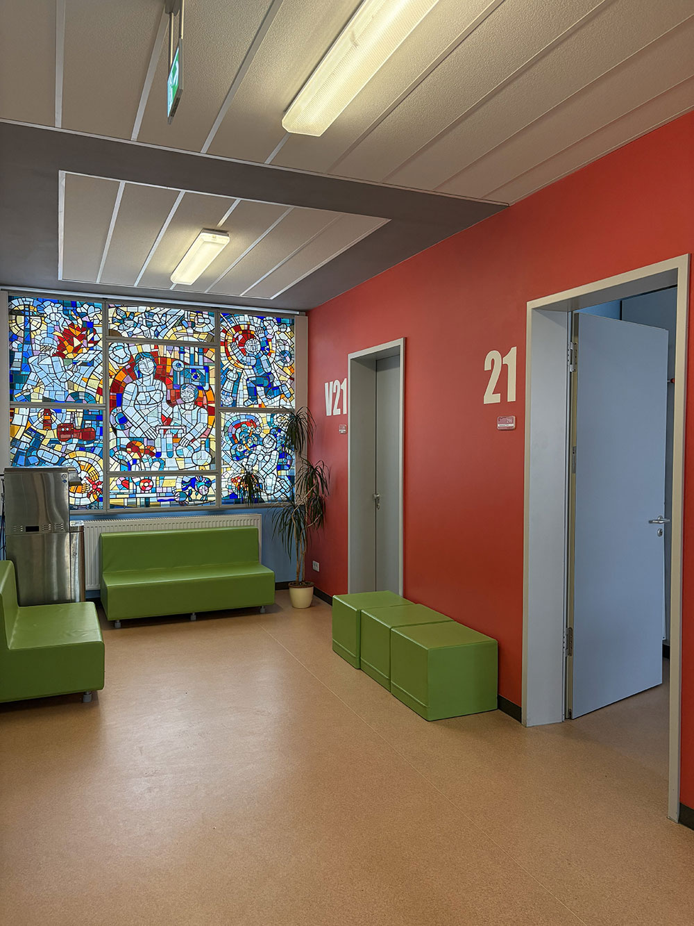 images/klassenzimmer/21zimmergang.jpg#joomlaImage://local-images/klassenzimmer/21zimmergang.jpg?width=1000&height=1333