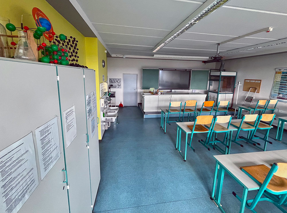 images/klassenzimmer/Chemie1.jpg#joomlaImage://local-images/klassenzimmer/Chemie1.jpg?width=1000&height=742