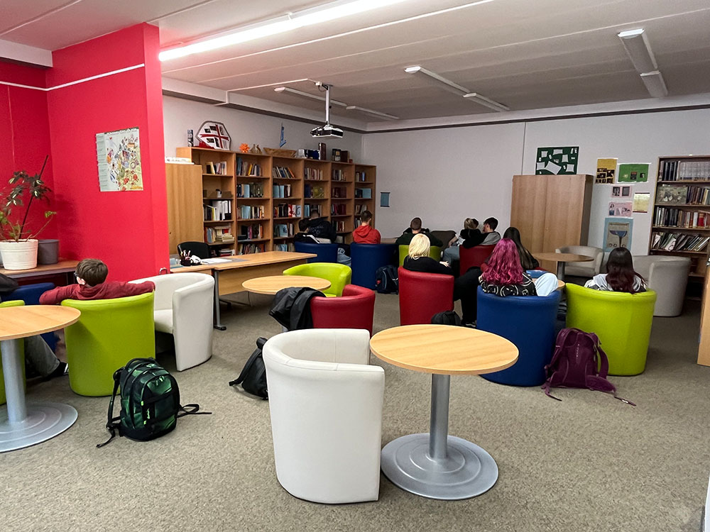 images/klassenzimmer/Mediathek-mit-SuS1.jpg#joomlaImage://local-images/klassenzimmer/Mediathek-mit-SuS1.jpg?width=1000&height=750