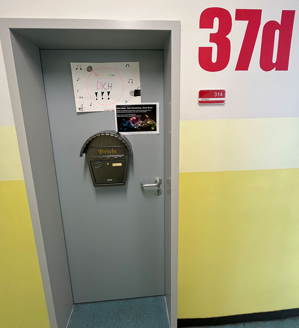 images/klassenzimmer/Schulerradio.jpg#joomlaImage://local-images/klassenzimmer/Schulerradio.jpg?width=1000&height=1099